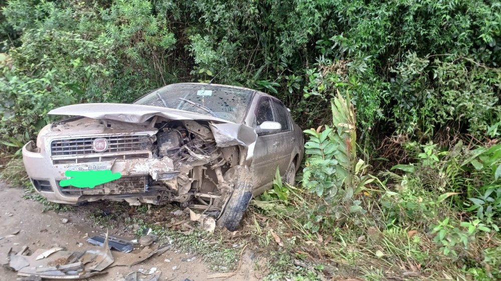 Acidente envolvendo dois carros mobiliza Corpo de Bombeiros em Rio do Campo