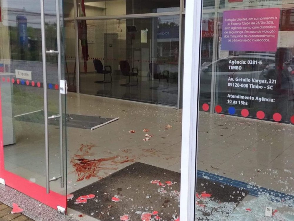 Vídeo: Homem é preso após quebrar agência bancária em Timbó