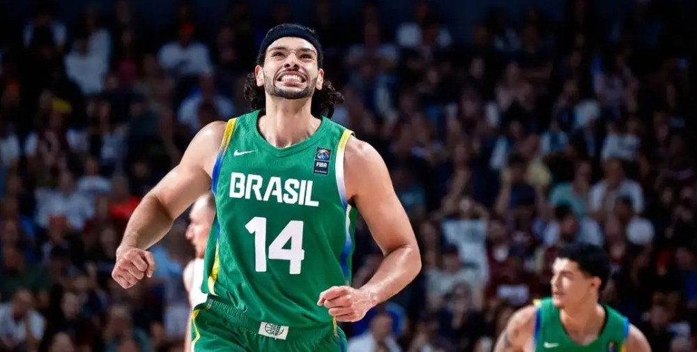 Brasil vence Letônia e se classifica para Paris 2024 no basquete