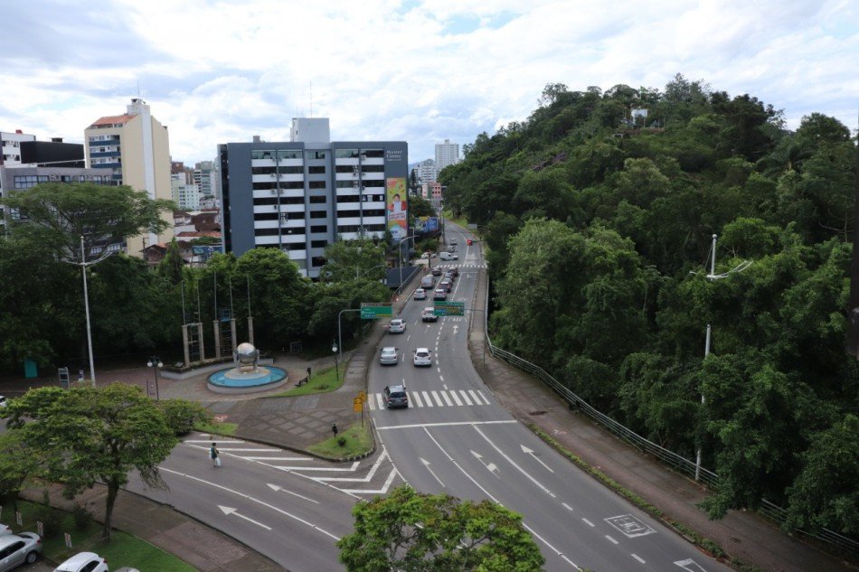 Avenida Martin Luther está parcialmente interditada em Blumenau; entenda