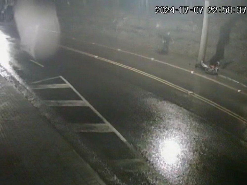 Câmera registra acidente de trânsito na rua Gustavo Salinger, em Blumenau