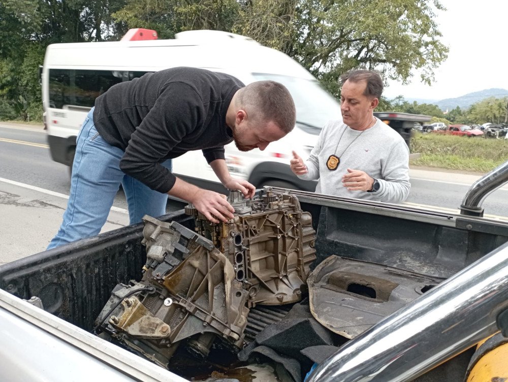Fotos: homens são presos em flagrante enquanto desmontavam motor de carro furtado