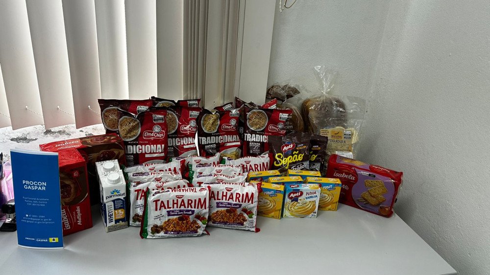 Procon apreende alimentos vencidos em estabelecimento de Gaspar