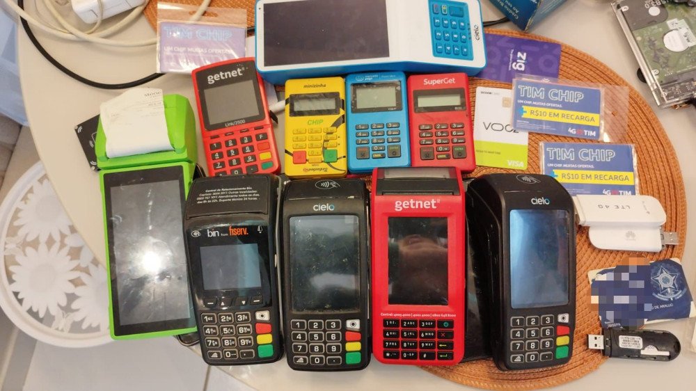 Investigados por golpes cibernéticos de R$ 90 milhões são alvos de operação em SC e mais 6 estados