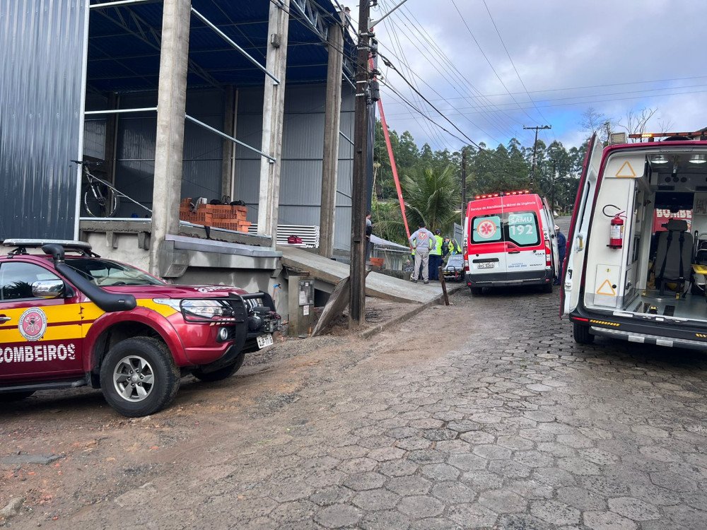 Vídeo: Trabalhadores sofrem choque elétrico durante serviço no Salto do Norte, em Blumenau