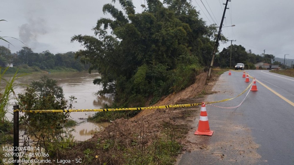 Deslizamento de terra deixa Estrada Geral Poço Grande, em Gaspar, em meia pista