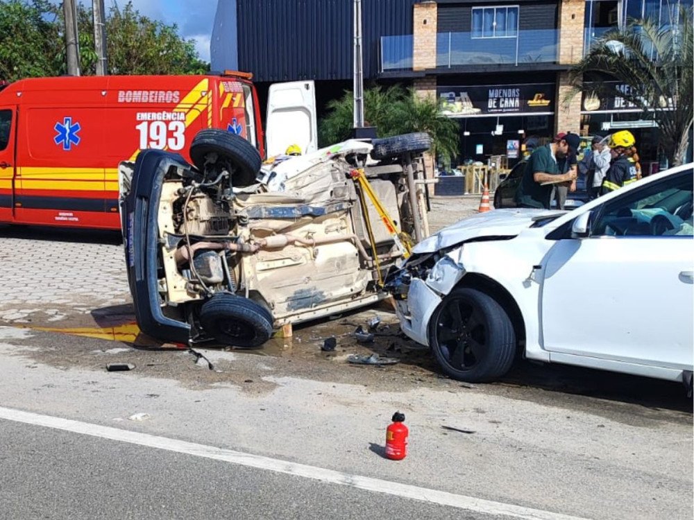 Acidente em Gaspar deixa homem preso às ferragens após capotamento