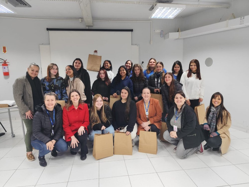 Entidade de Blumenau recebe roupas reconstruídas por estudantes para serem vendidas em brechó beneficente
