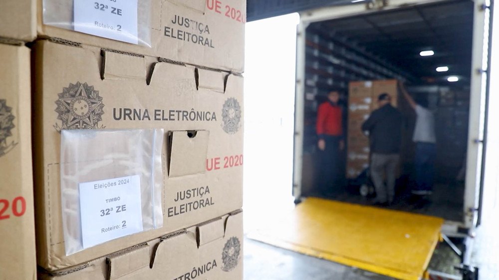 Eleições 2024: Urnas eletrônicas começam a ser distribuídas pelo TRE-SC