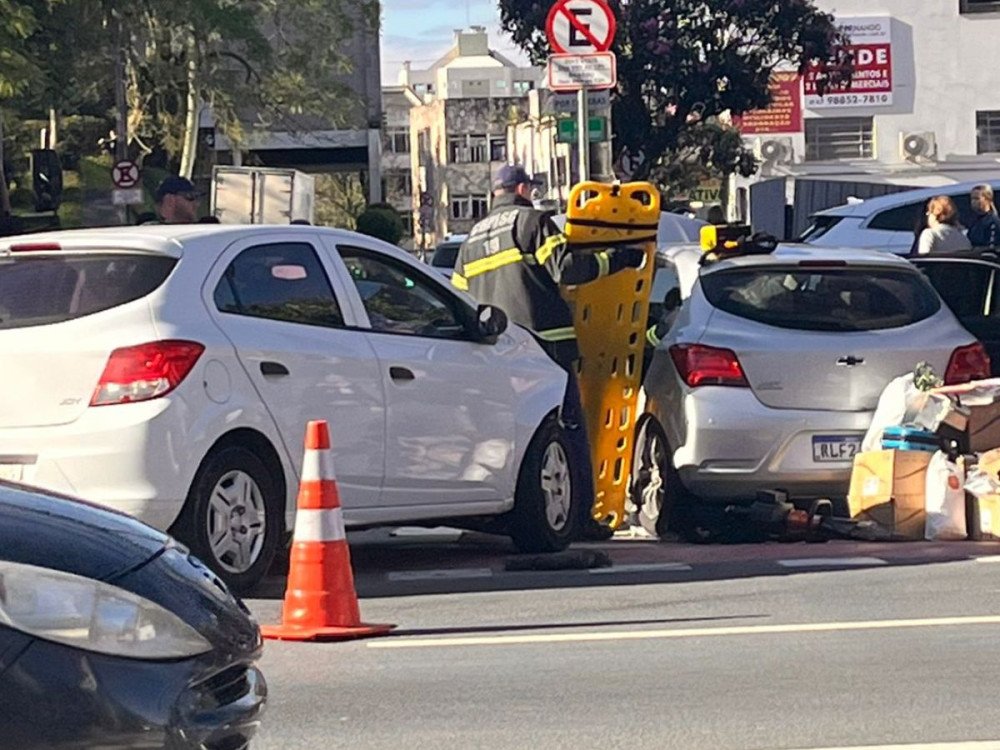 Dois carros se envolvem em acidente no centro de Blumenau; motorista é levada para o hospital