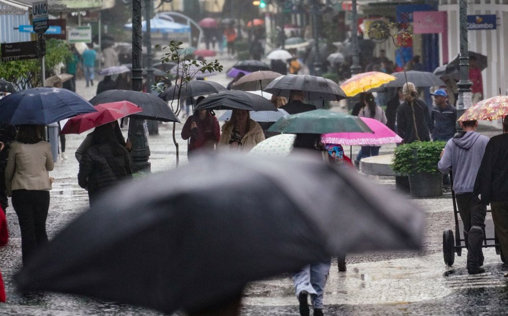 Santa Catarina deve ter chuva volumosa, com risco de inundações e frio intenso até domingo (14)