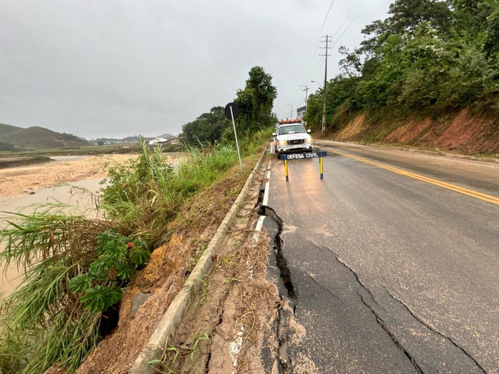 Brusque registra alagamentos pontuais e ocorrências de deslizamentos nesta sexta-feira; veja fotos