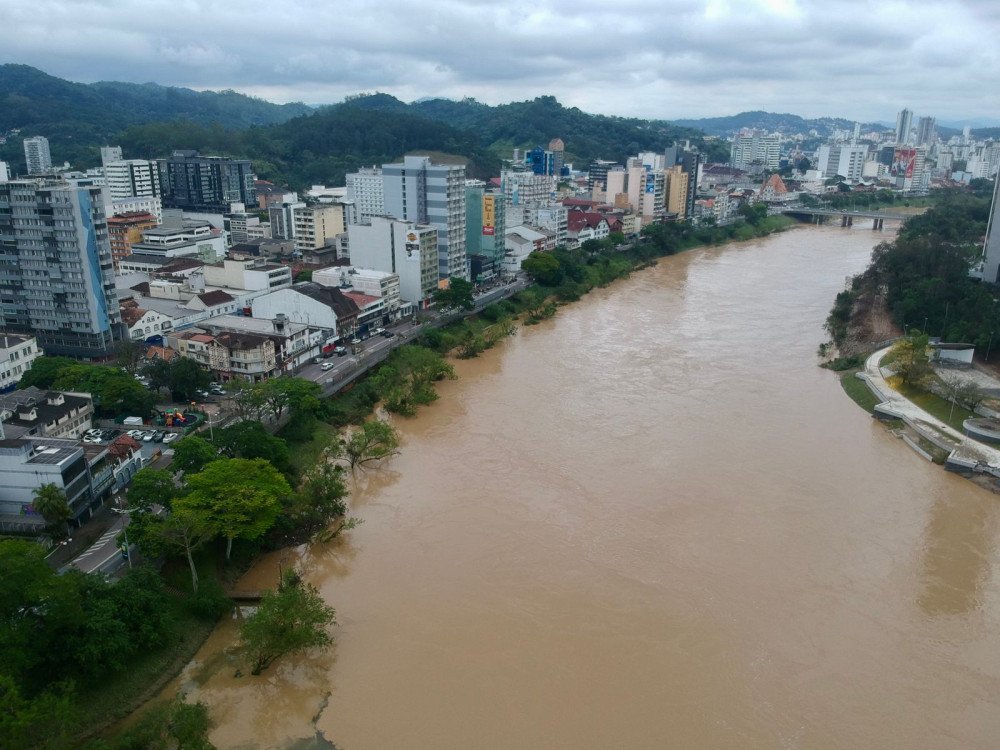 Rio Itajaí-Açu passa dos 6 metros e Blumenau entra em estado de alerta