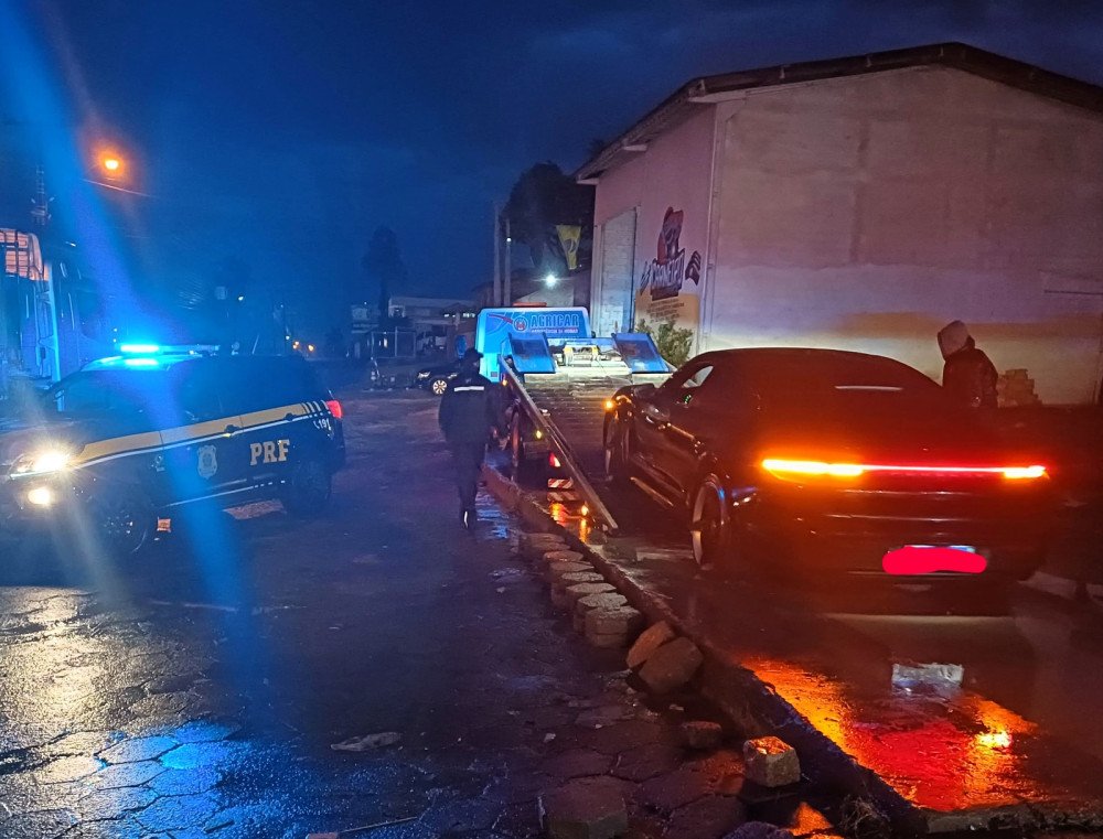 Vídeo: Carro de luxo é flagrado fazendo ultrapassagem irregular em frente ao posto da PRF em Rio Negrinho