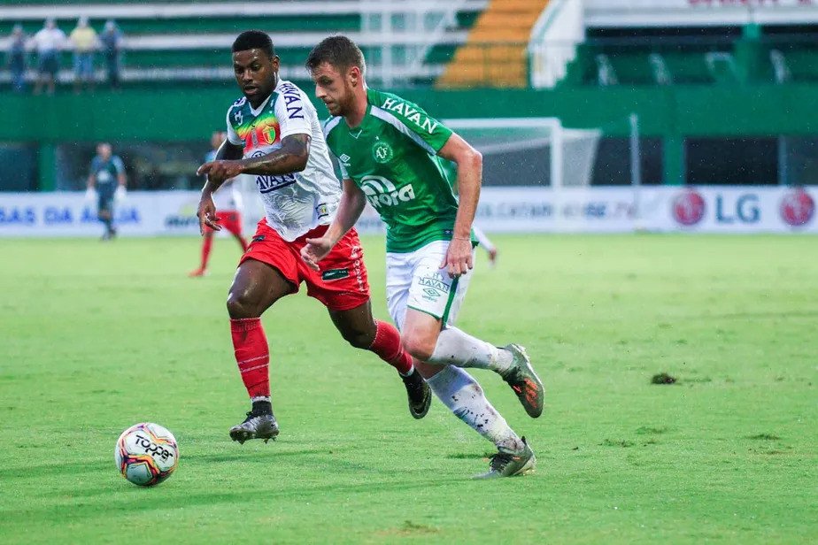 Tentando se afastar da zona de rebaixamento, Brusque e Chapecoense se enfrentam neste domingo