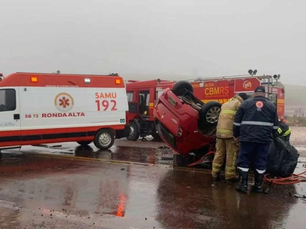 Acidente no RS mata quatro jovens de SC; câmera registrou momento da batida com carreta