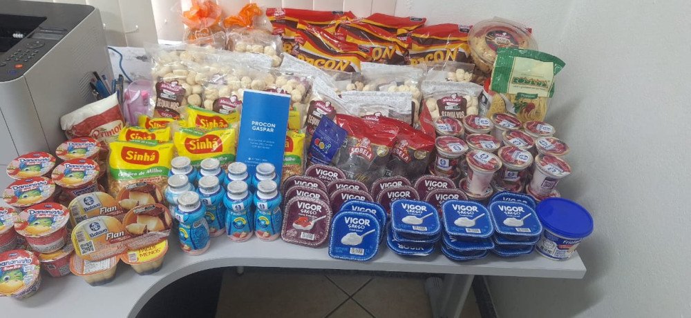 Mais de 100 produtos vencidos são apreendidos em supermercado de Gaspar