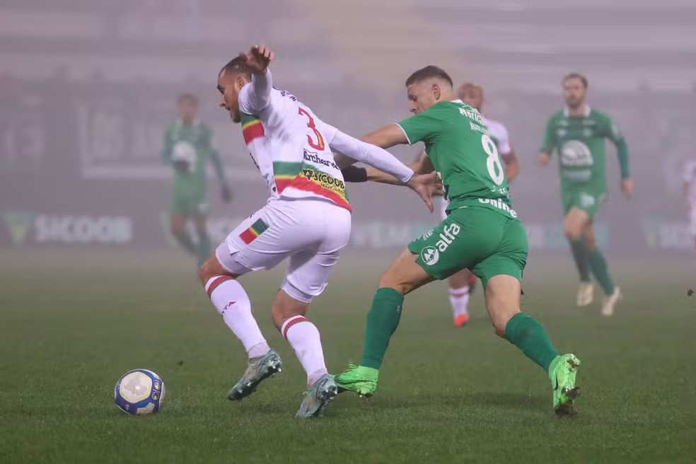 Brusque e Chapecoense empatam em duelo catarinense válido pela Série B do Brasileirão