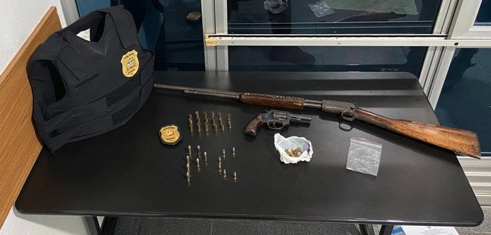 Operação policial apreende armas e drogas em Presidente Getúlio