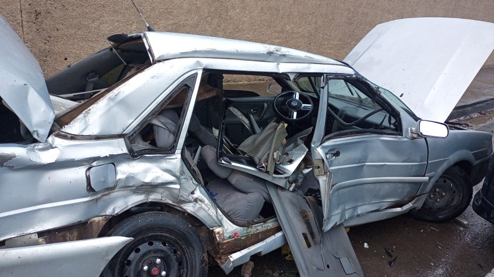 Acidente entre carro e caminhão deixa motorista ferido em Indaial