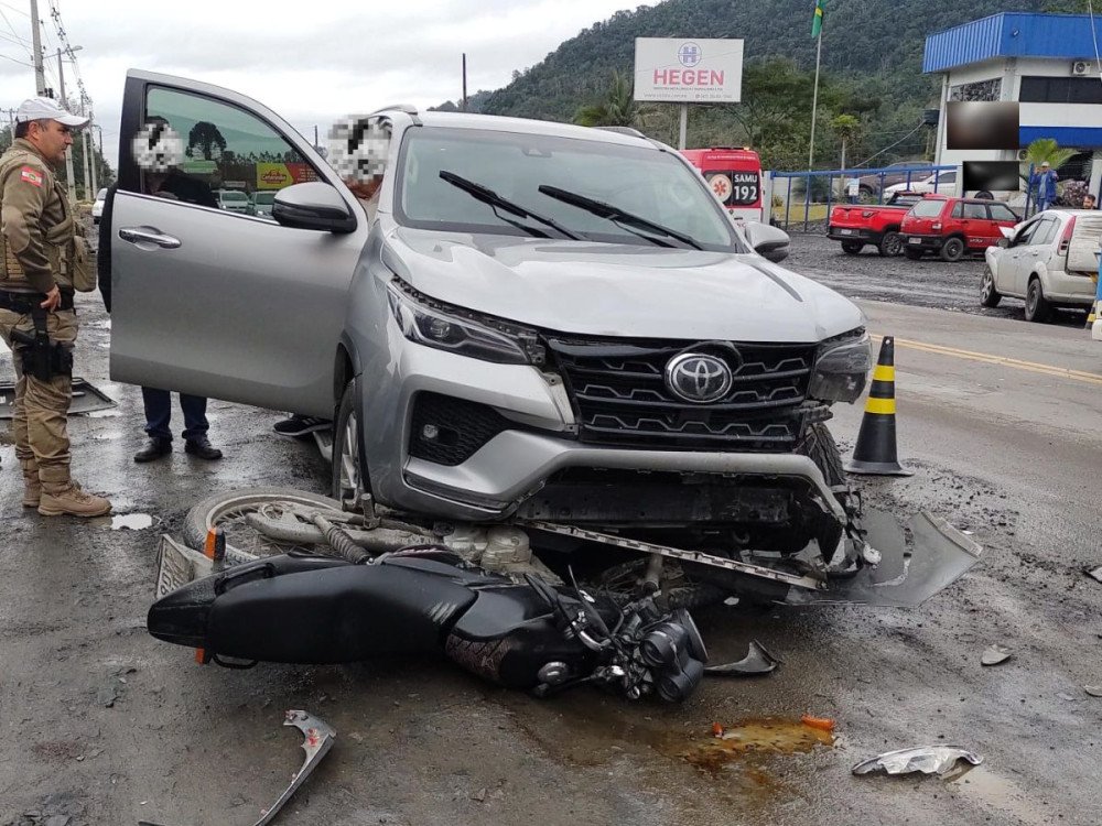 Acidente entre dois carros e uma motocicleta deixa duas pessoas feridas em Ituporanga