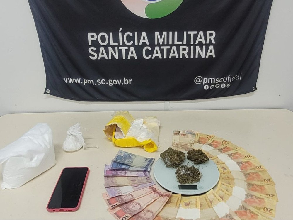 Jovem de 18 anos é presa em flagrante por tráfico de drogas em Blumenau