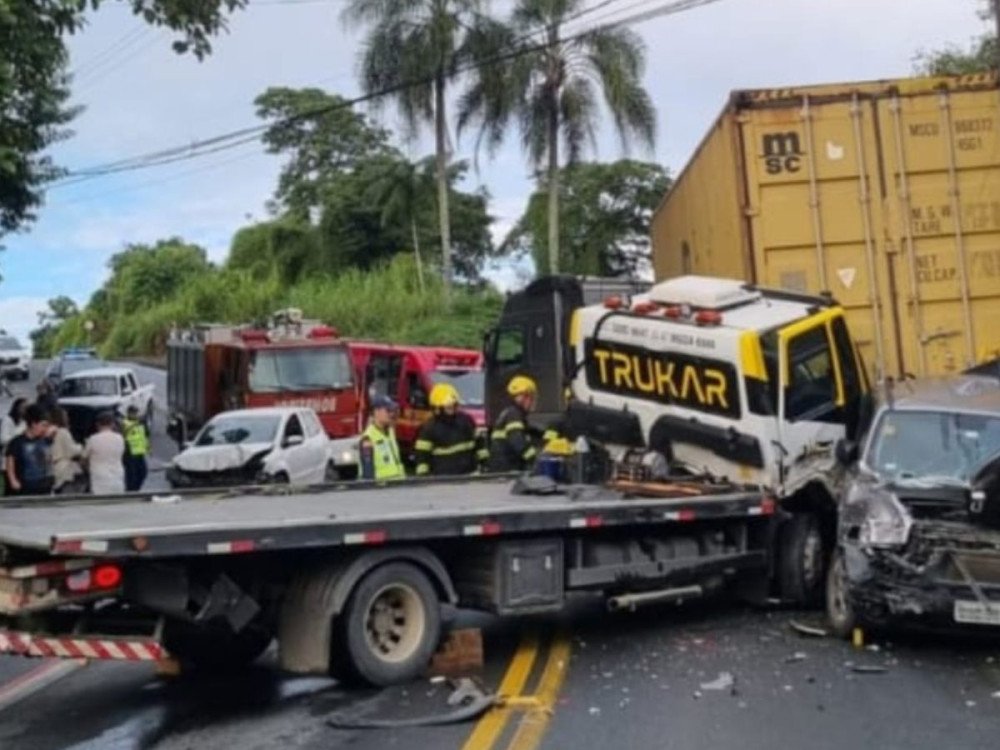 Grave acidente no bairro Itoupazinha deixa rua interditada em Blumenau