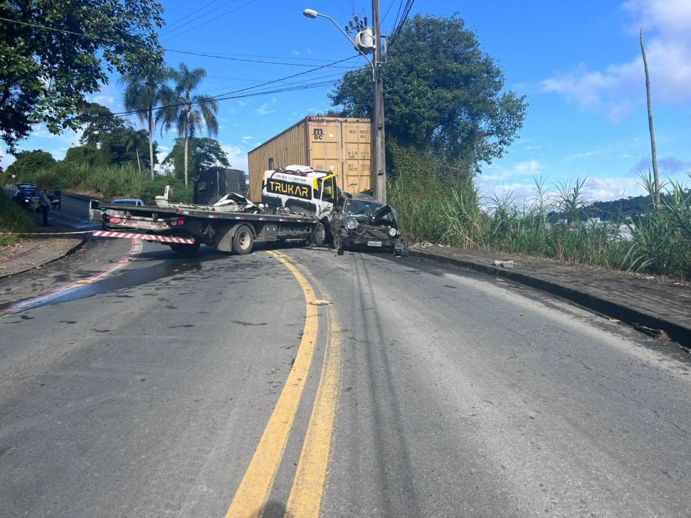 Vídeo: Motorista fica presa às ferragens após acidente entre cinco veículos em Blumenau