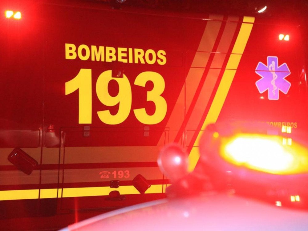 Acidente entre carro e motocicleta mobiliza Corpo de Bombeiros em Blumenau