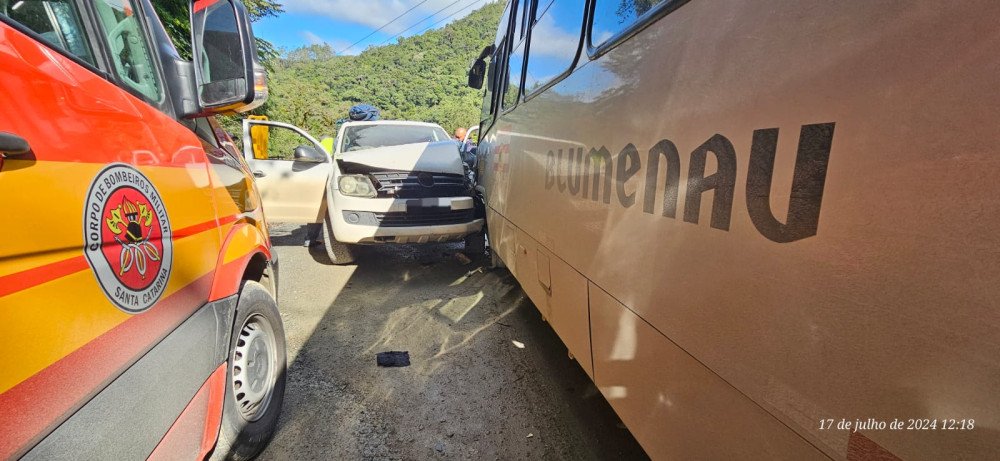Duas pessoas ficam feridas em acidente envolvendo carro e ônibus do transporte coletivo de Blumenau