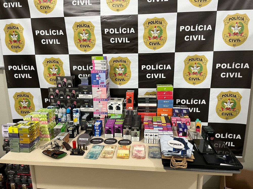 Homens são presos em flagrante por comércio ilegal de cigarros eletrônicos e posse de arma de fogo em Blumenau