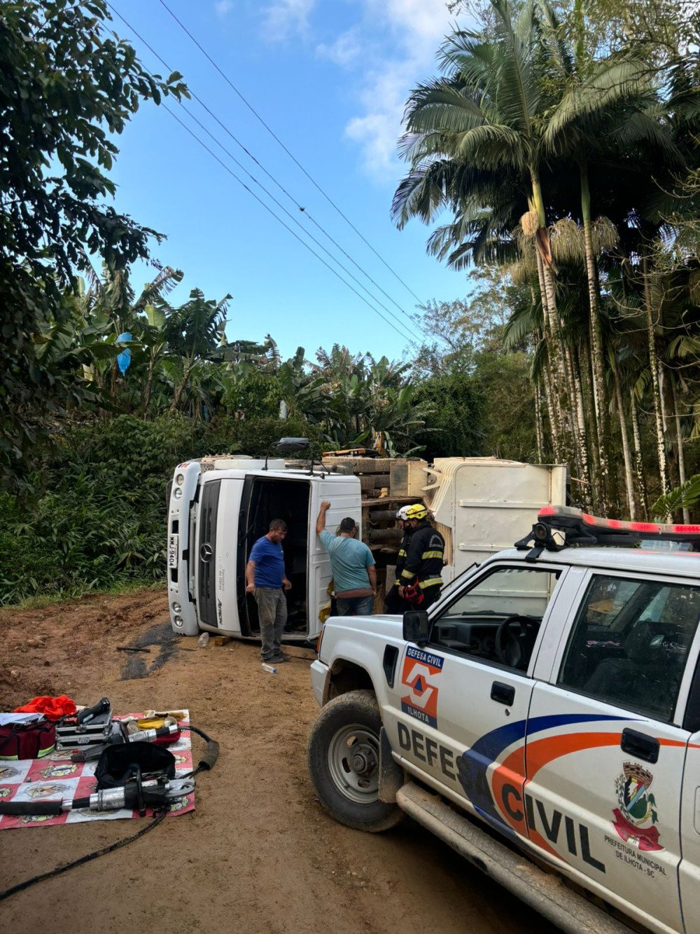 Corpo de Bombeiros Voluntários de Ilhota atende ocorrência de tombamento de caminhão