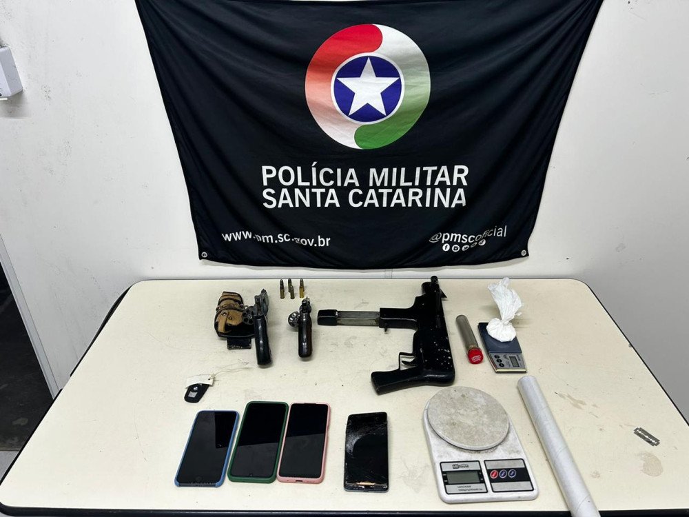 PM prende quatro suspeitos com armas e drogas após roubo de BMW em Gaspar
