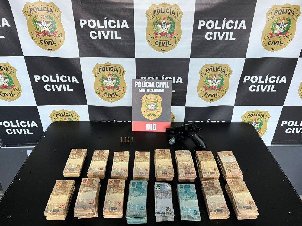 Vídeo: Criminoso usa carrinho de mão para levar cofre furtado em Blumenau; homem é preso
