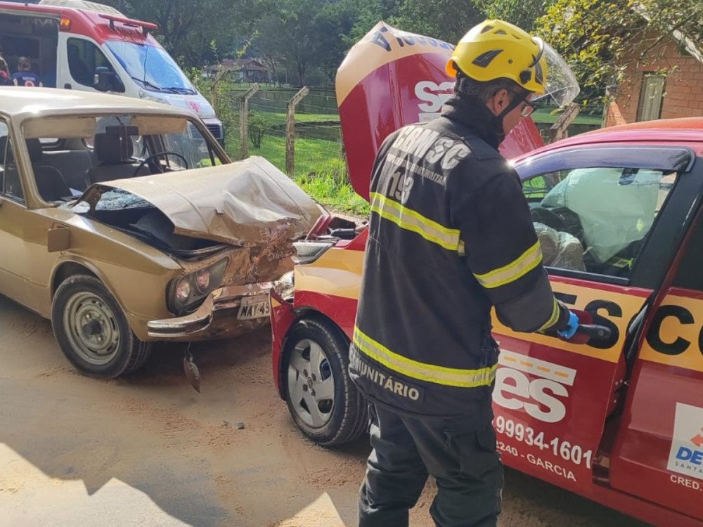 Carro de autoescola se envolve em acidente em Gaspar