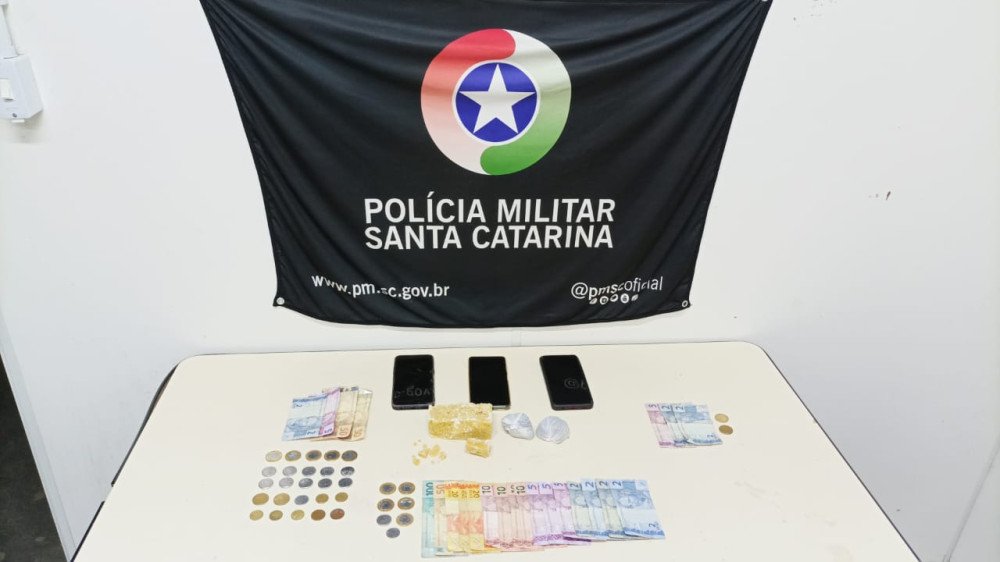 Polícia Militar apreende adolescente e prende dois homens por tráfico em Blumenau