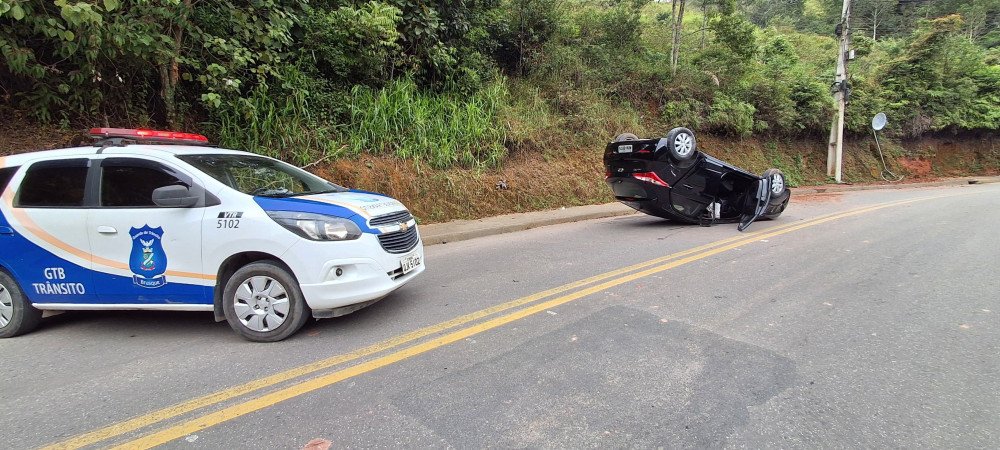 Motorista capota carro em Brusque, mas sai sem ferimentos