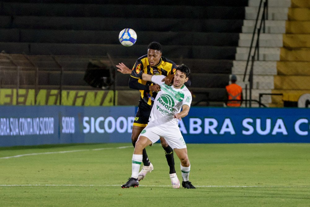 Chapecoense perde e fica mais perto da zona de rebaixamento da Série B do Brasileirão