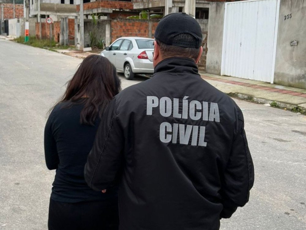 Polícia Civil prende suspeita de auxiliar em roubo de casa na Vila Itoupava
