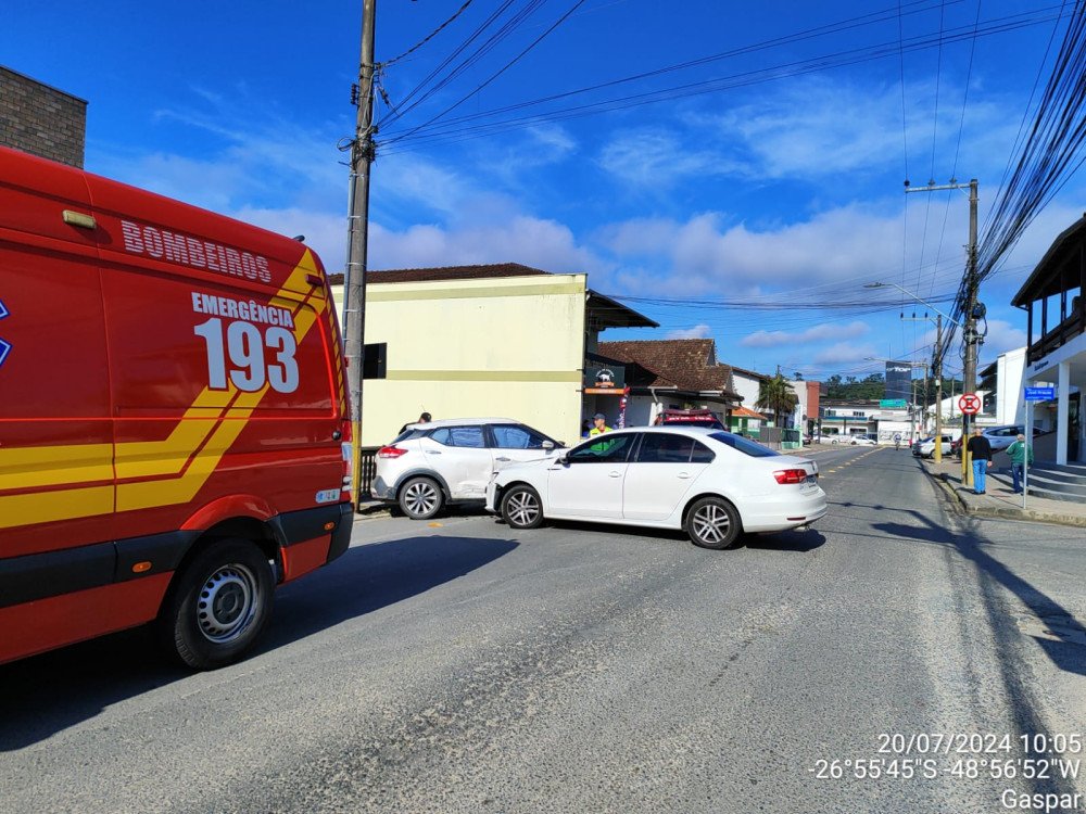 Corpo de Bombeiros é acionado para atender acidente entre dois carros em Gaspar