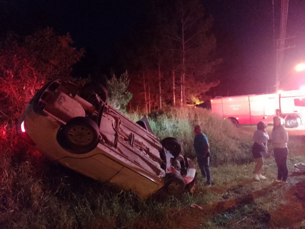 Saída de pista com capotamento deixa três pessoas feridas em Doutor Pedrinho