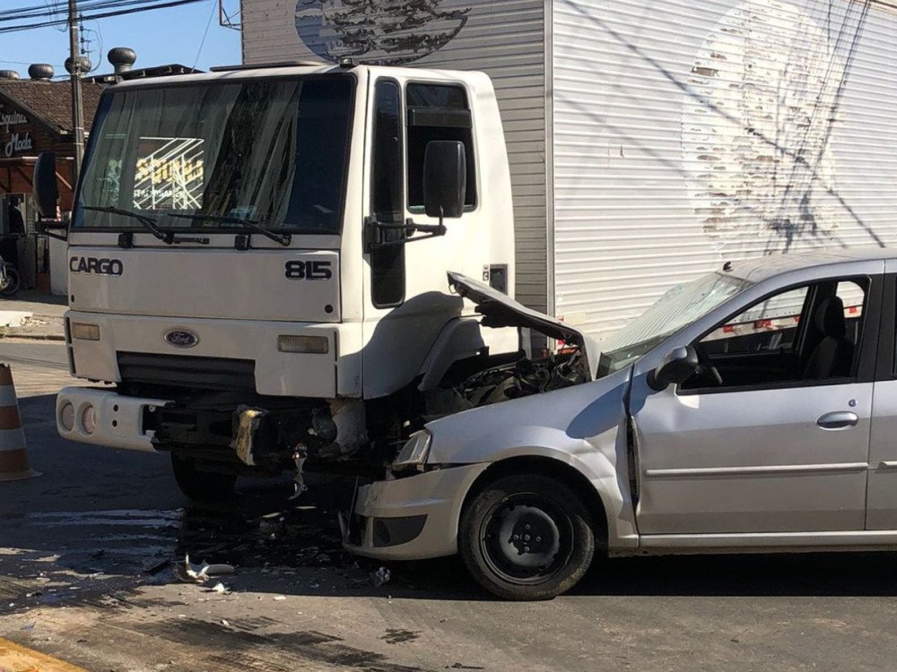 Caminhão e carro se envolvem em acidente em Blumenau nesta segunda-feira