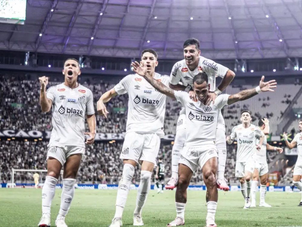 Santos goleia o Coritiba na Vila Belmiro