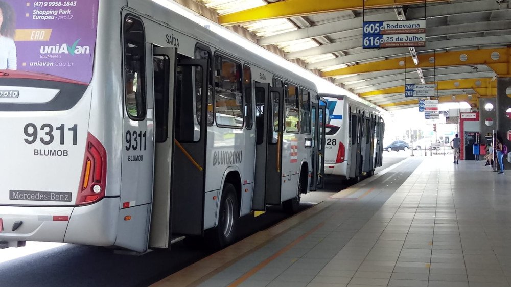 Trabalhadores do transporte coletivo de Blumenau aprovam estado de greve após assembleia