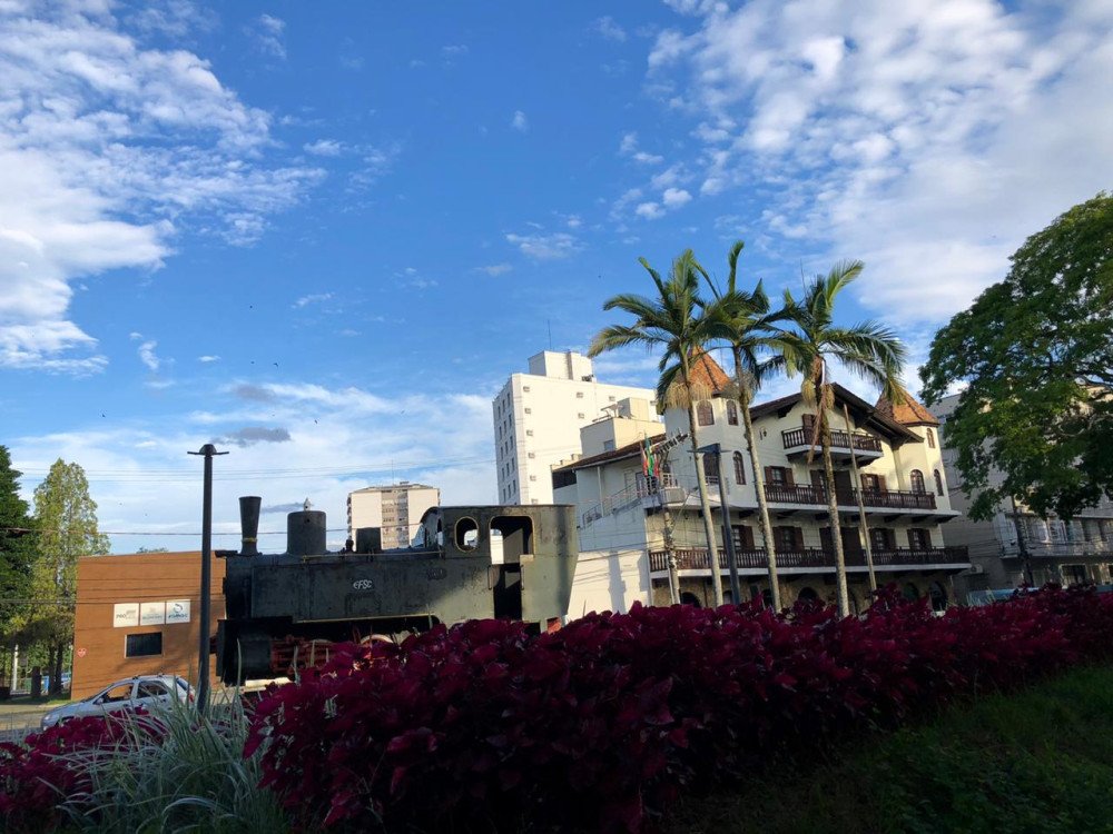 Sol predomina em meio à variação de nuvens em Blumenau nesta quarta-feira