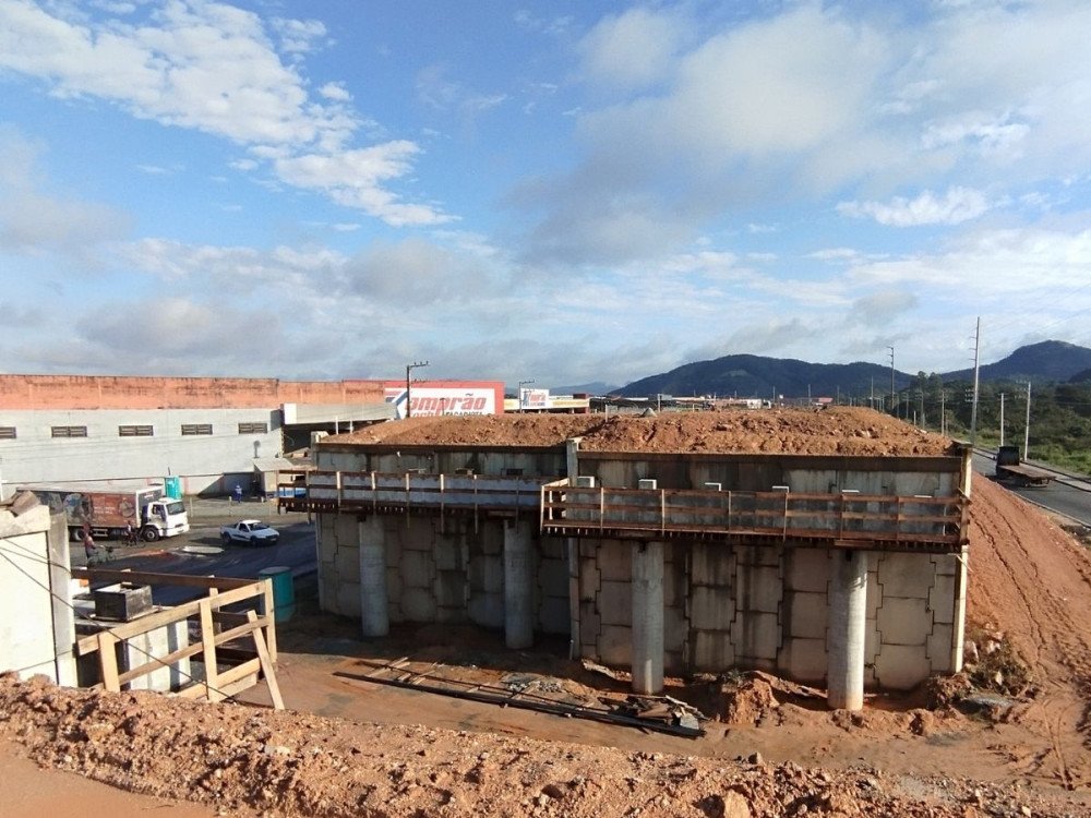 Lançamento de vigas irá gerar estreitamento de pista na BR-470 em Navegantes; saiba mais