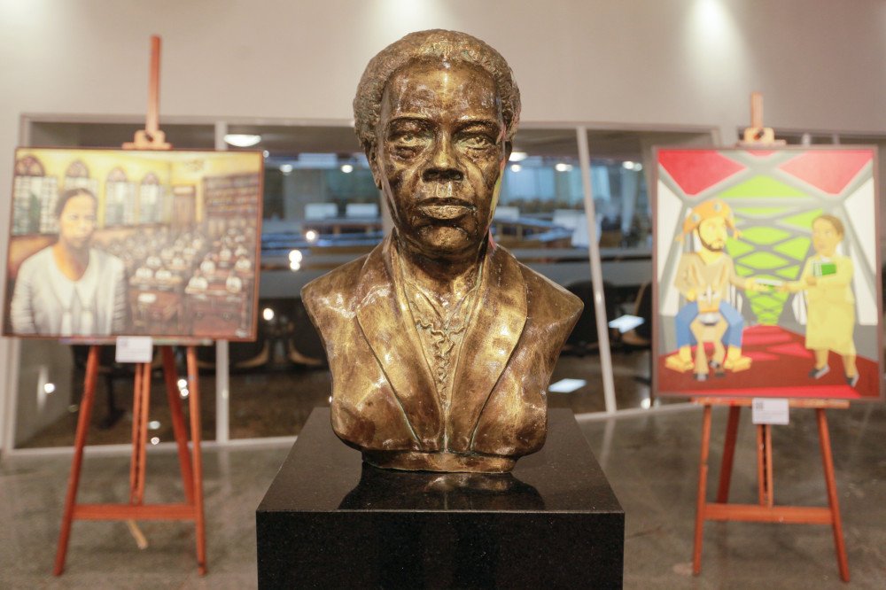 Exposição sobre legado de Antonieta de Barros está aberta para visitação na Alesc