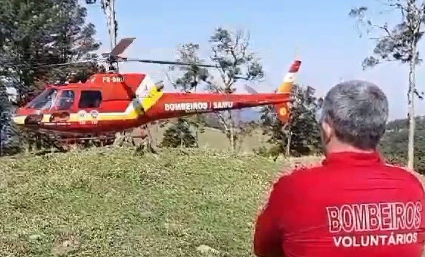 Vídeo: homem é atingido por galho de árvore e levado ao hospital pelo Arcanjo-03 em Pomerode