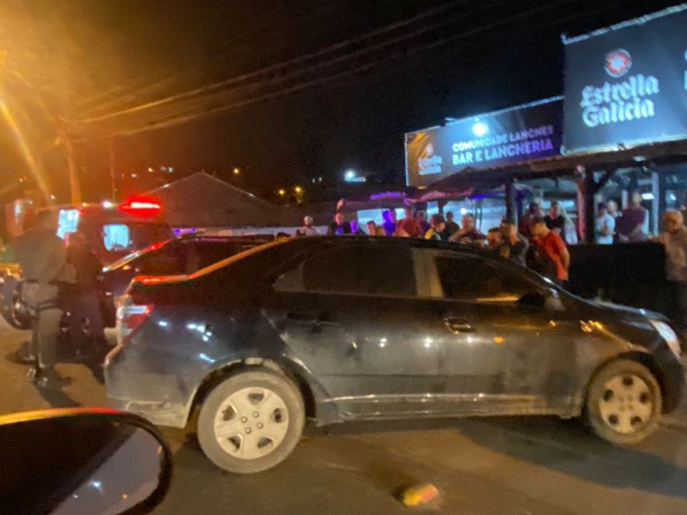 Acidente, atropelamento e tentativa de fuga: acidente com dois carros e uma pedestre agita noite em Blumenau