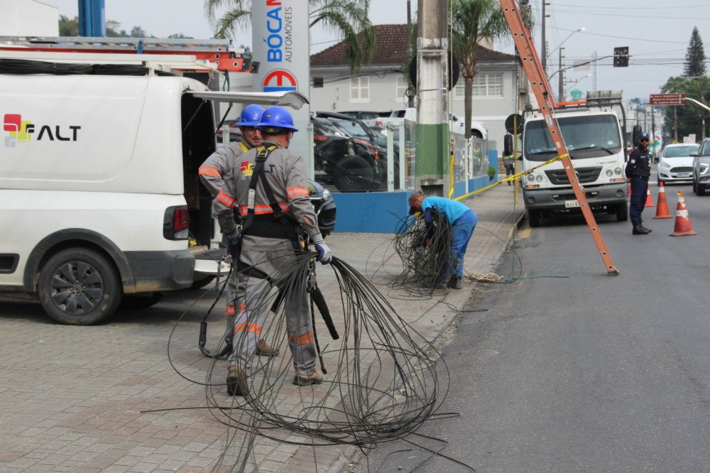 Procon de Brusque intensifica ação da Operação Limpa Postes contra poluição visual nas vias